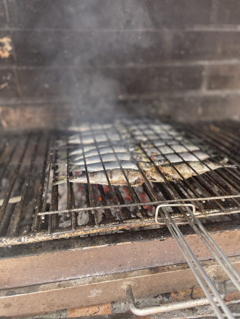 Poissons grillés et poulpe à Nazaré, capitale du poisson au Portugal