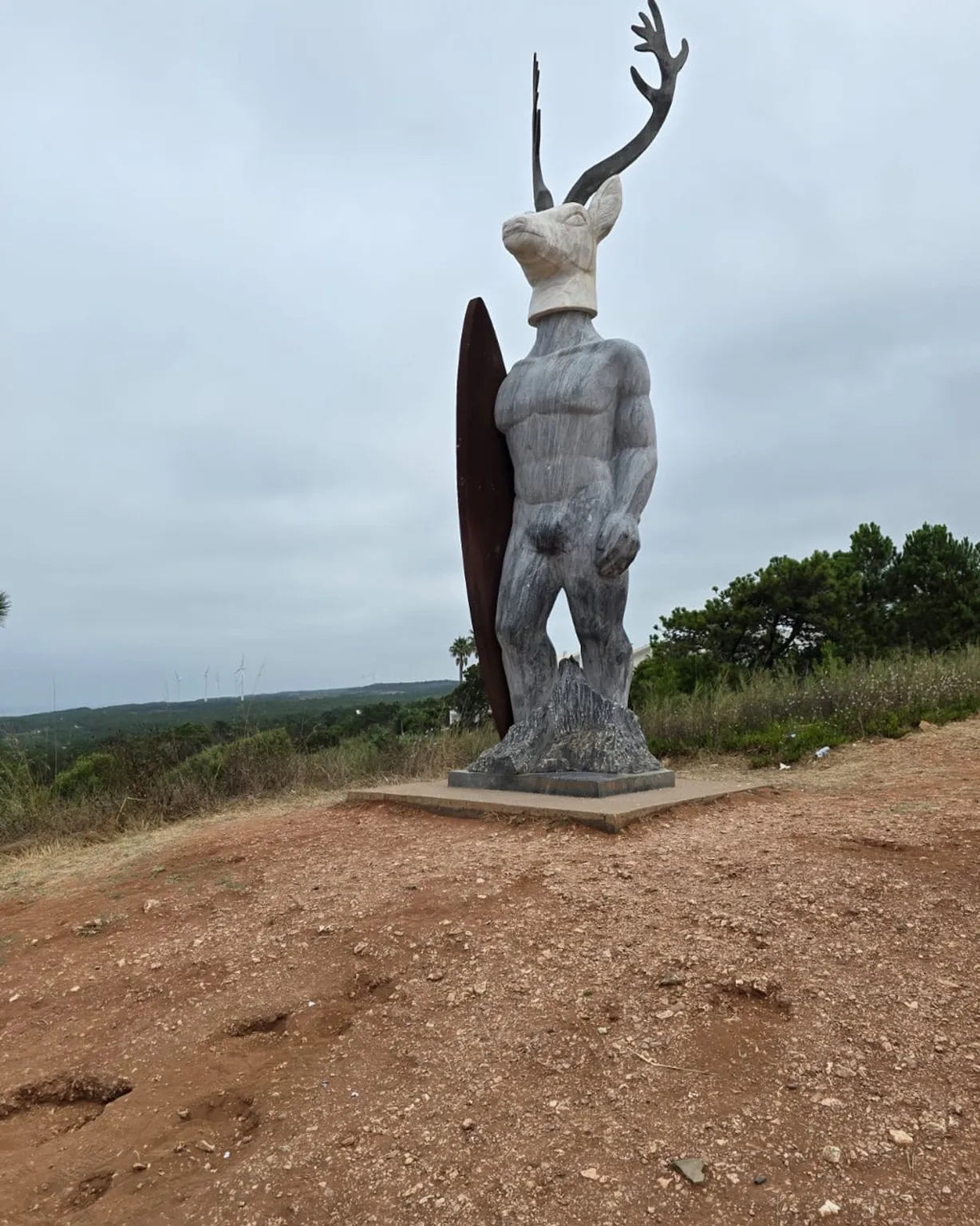Statue surf à tête de cerf près de Nazaré