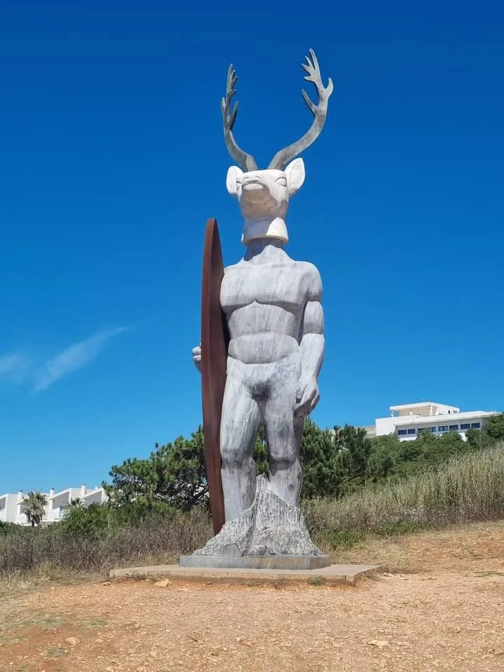 Statue du Veado à Nazaré tenant une planche de surf