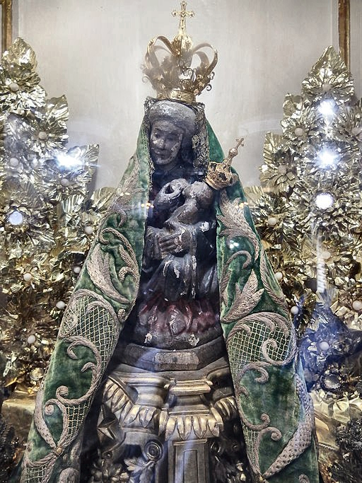 Statue originale de Notre-Dame de Nazaré dans son sanctuaire