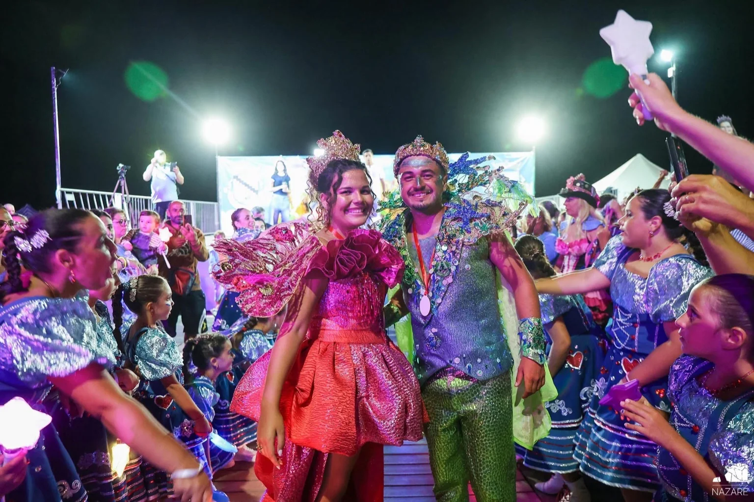 Carnaval de Nazaré 2025 avec les rois du carnaval en costumes colorés, tradition portugaise