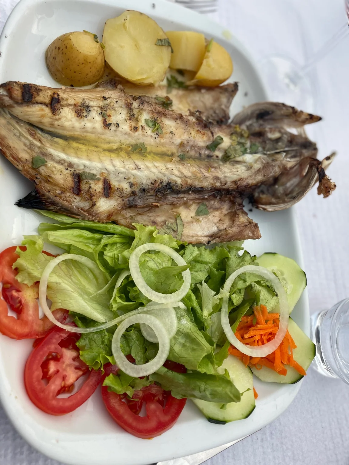 Daurade (dourada) grillée au Restaurante O Anzol à Praia do Salgado, Familicāo Nazaré Daurade (dourada) grillée au Restaurante O Anzol à Praia do Salgado, Familicāo Nazaré