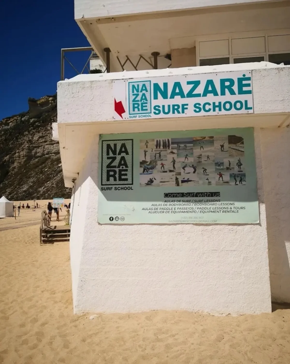 École de surf à Nazaré avec la falaise en arrière-plan