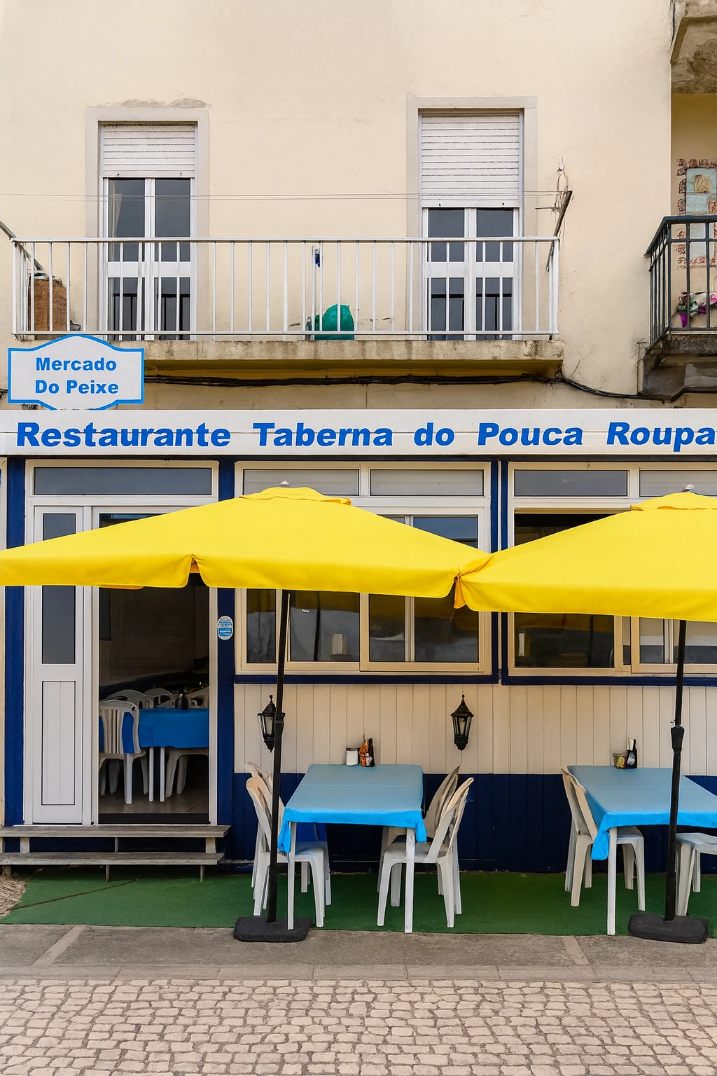Restaurant Taberna do Pouca Roupa à Nazaré, spécialités de poisson et ambiance traditionnelle